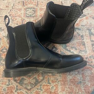 Dr. Martens Shiny Black Chelsea Boots sz 41 EU